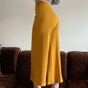 Very comfortable yellow wide-leg pants
